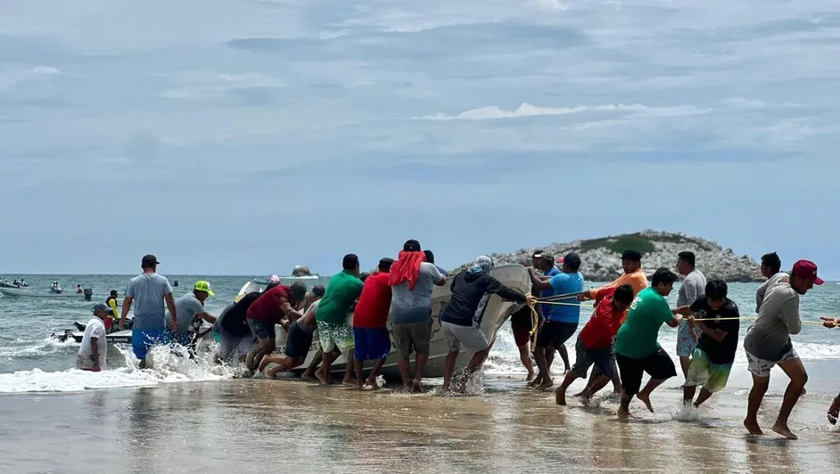 Rescatan Cuatro Embarcaciones Arrastradas Mar Adentro en la Costa de Oaxaca