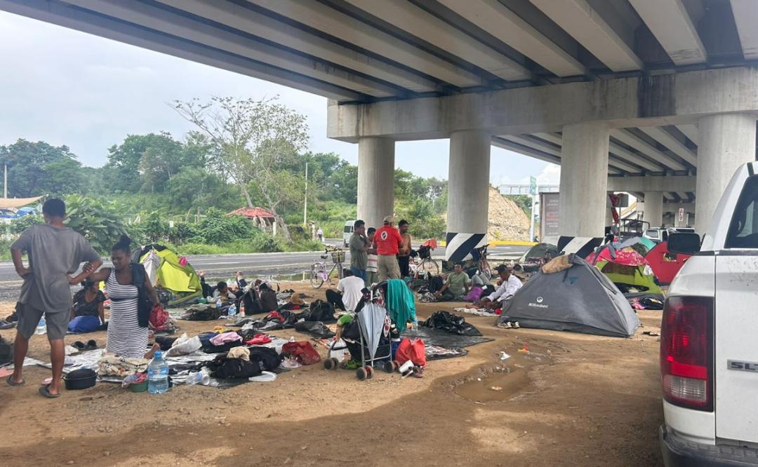 Caravana de migrantes duerme bajo un puente en Huatulco; acusan engaño por parte de las autoridades