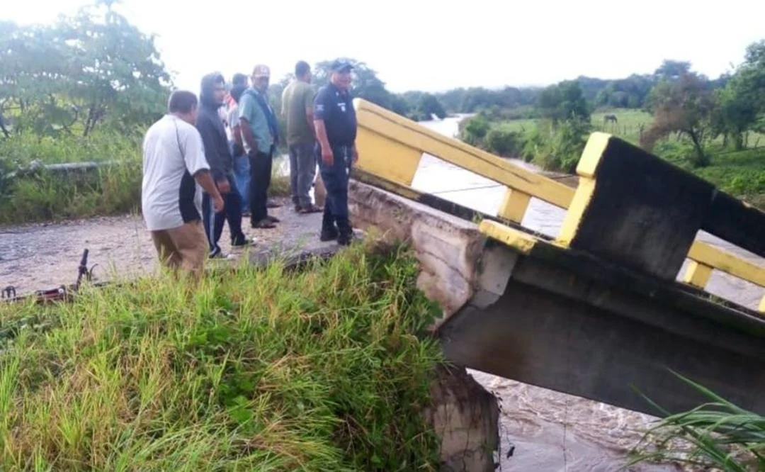 Colapsa puente en Putla por fuertes lluvias; deslaves e inundaciones afectan la Sierra Sur de Oaxaca