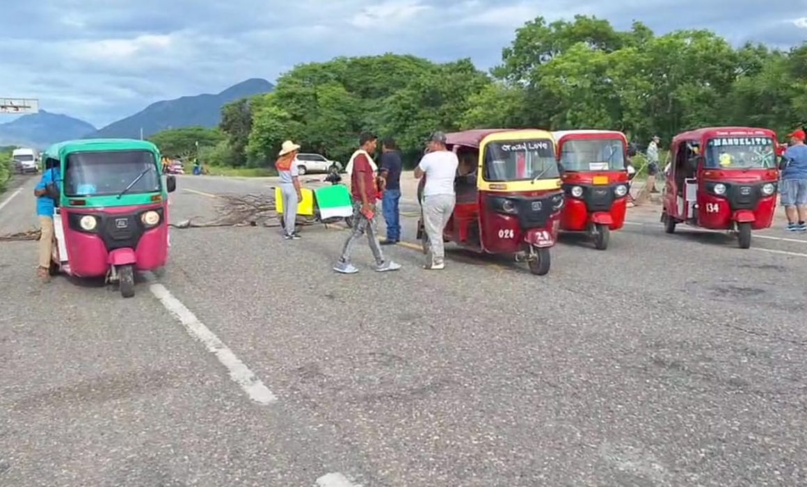 Maestros de Oaxaca bloquean distribuidor vial por demanda de aulas