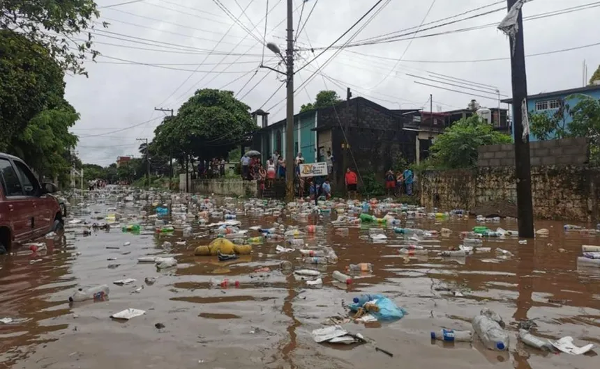 Se desborda río “Los perros” en Juchitán