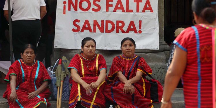 Protestan en Palacio por el homicidio de activistas; Sandra Domínguez, Adriana y Virginia Ortiz