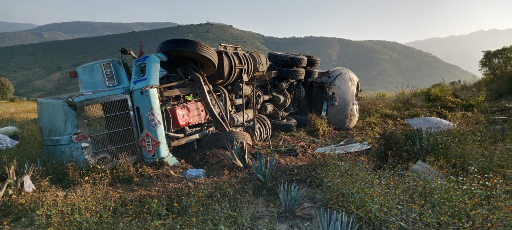 Volcadura de tractocamión deja un lesionado en la carretera al Istmo, Oaxaca