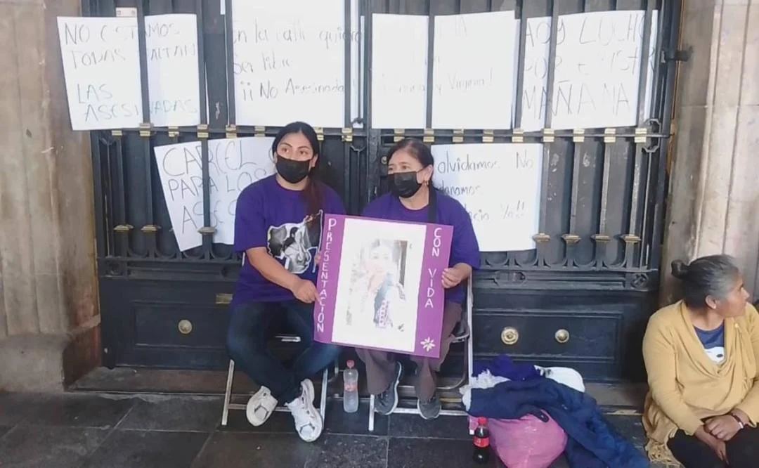 Familia de Sandra Domínguez se planta frente a Palacio de Gobierno en Oaxaca tras 33 días de su desaparición