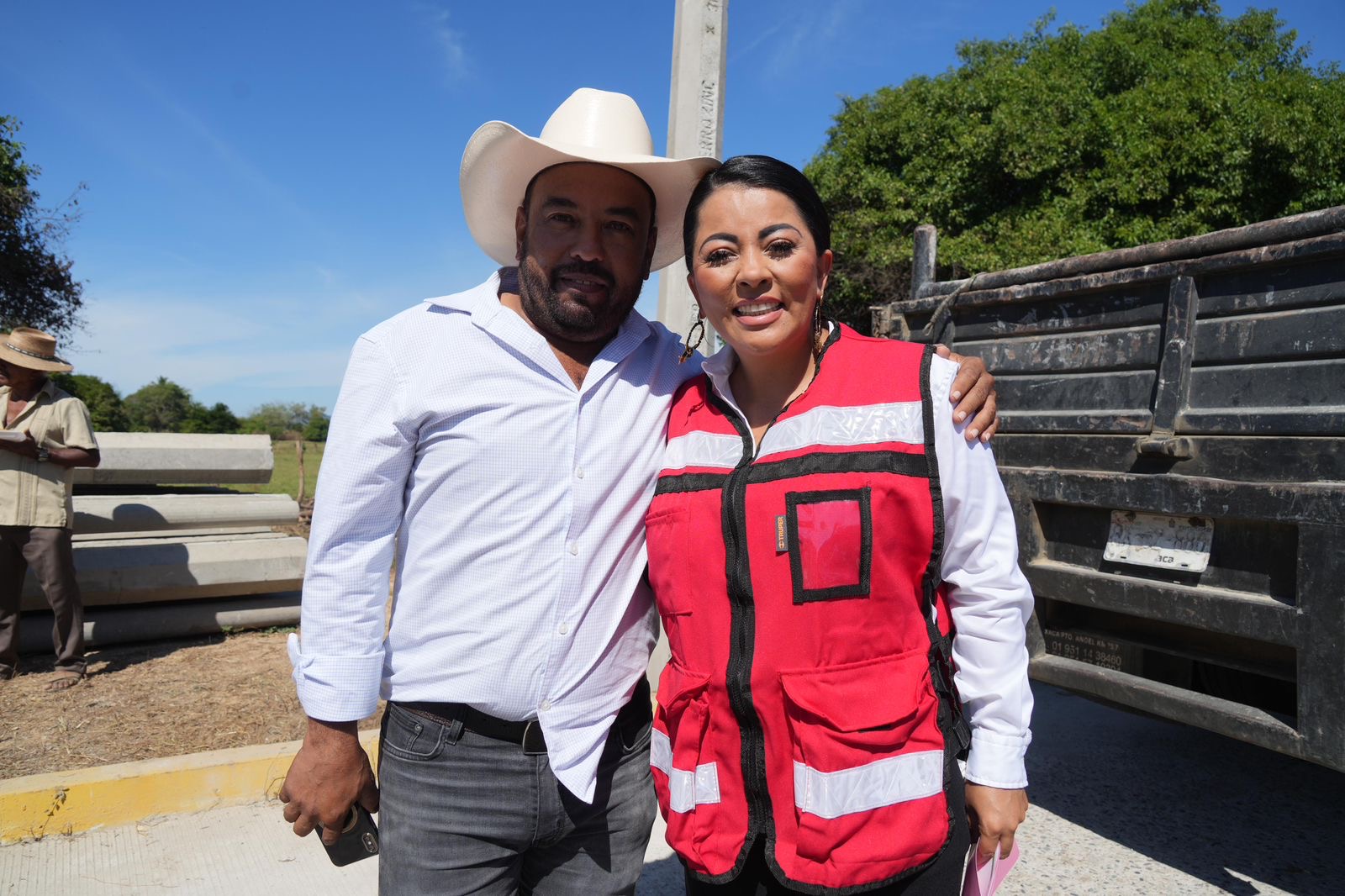 Saymi Pineda da banderazo de arranque a obras de electrificación de Lagunas de Chacahua