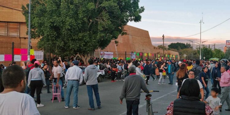 Oaxaca retoma mesa de negociación para revisión de plazas rescindidas; trabajadores mantienen protestas