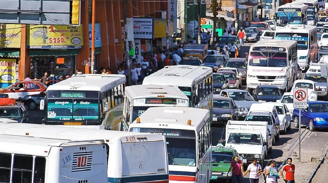 Oaxaca registra un aumento significativo en el número de vehículos, pero el transporte público sigue rezagado