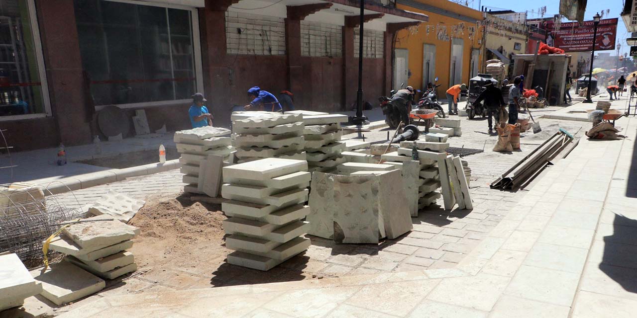 Avanza ampliación de banquetas en la calle Miguel Cabrera en Oaxaca, pero surgen complicaciones para el tránsito y comercios