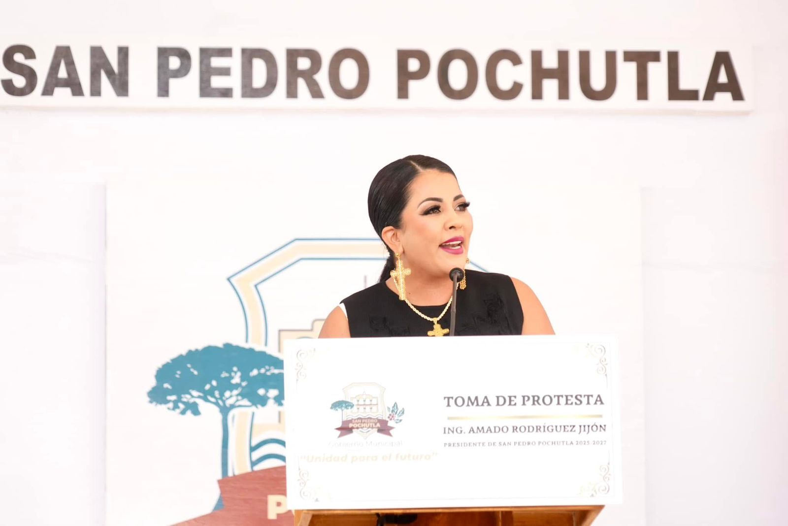Saymi Pineda acude a la toma de protesta de Amado Rodríguez Jijón como presidente municipal de San Pedro Pochutla