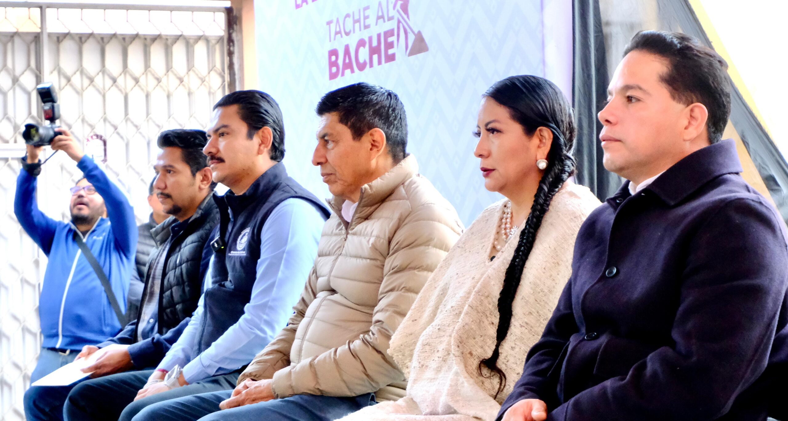 Arranca en Oaxaca de Juárez Mega Plan de Bacheo y Reencarpetamiento de la zona metropolitana “Tache al Bache”• Trabajo en equipo con el Gobernador Salomón Jara, da resultados claros.• Respuesta contundente a las necesidades de vecinas y vecinos.