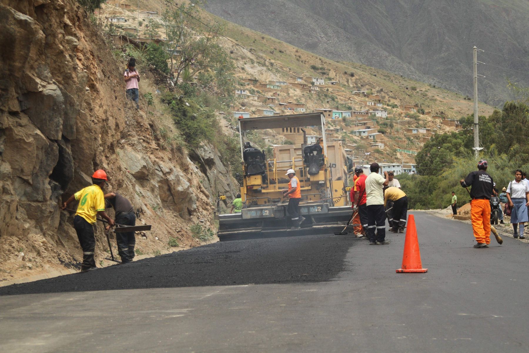 La súper-carretera Mitla-Tehuantepec estará lista en dos semanas, confiando en que detone la economía de la Sierra Mixe
