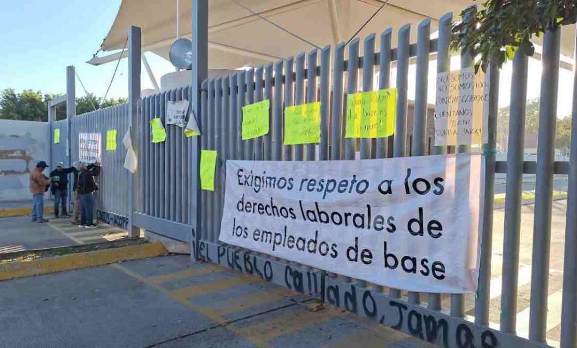 Burócratas Despedidos Protestan en Oaxaca por Rescisión de Contratos