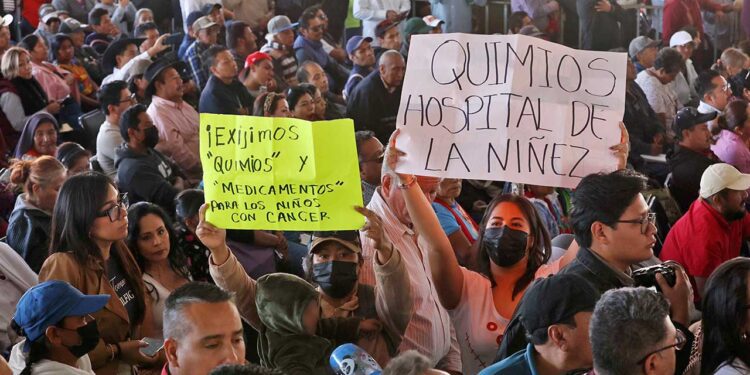 Protesta en el Hospital Regional de Alta Especialidad de Oaxaca ante Desabasto y Deficiencias en el Servicio