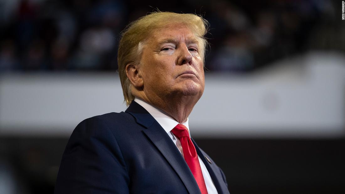 Donald Trump Anuncia Nuevos Aranceles y Hace Historia al Asistir al Super Bowl LIX