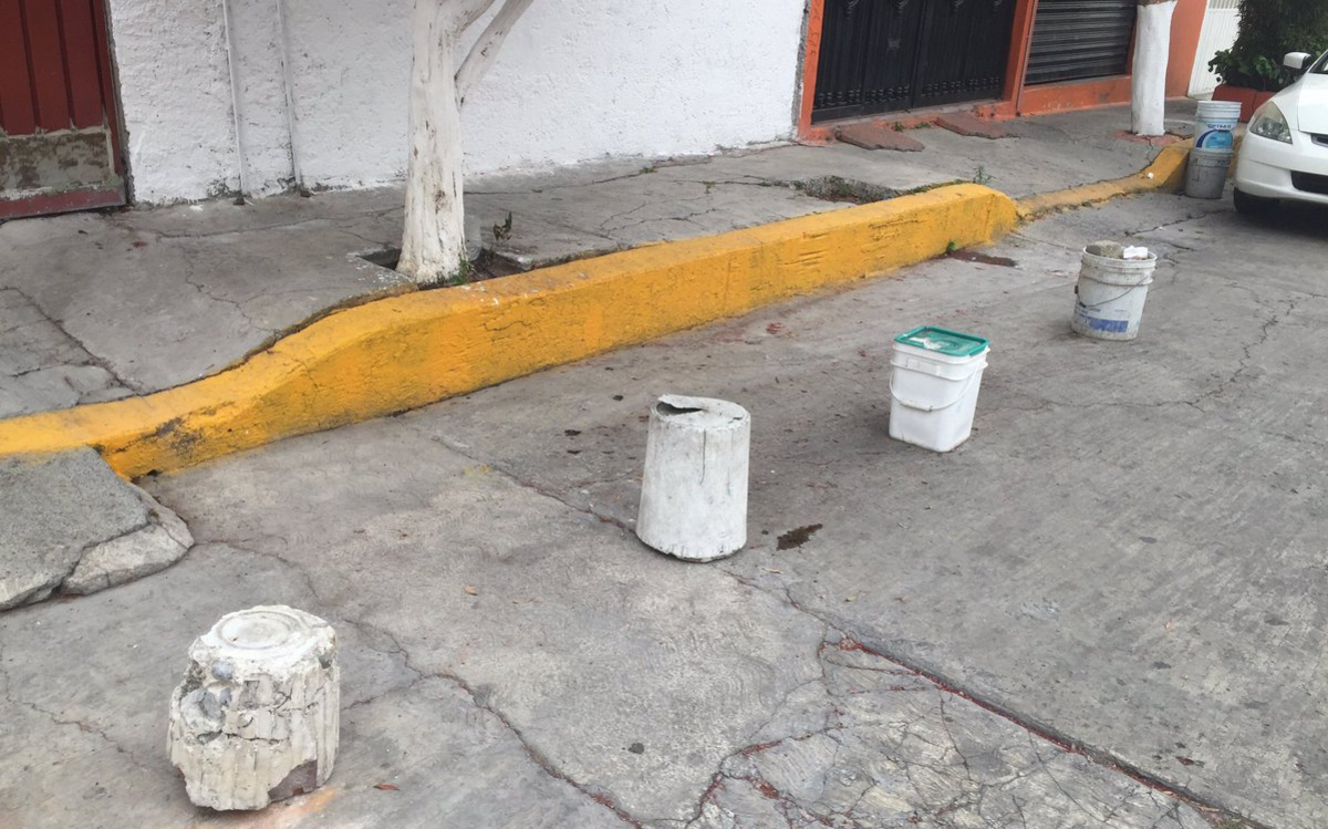 Ocupación indebida de la vía pública persiste en la ciudad: comerciantes apartan espacios de estacionamiento con objetos diversos