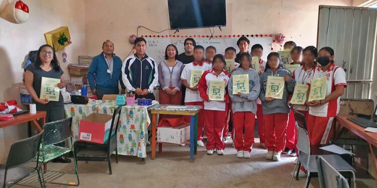 Estudiantes de la Universidad Tecnológica de la Mixteca entregan 240 manuales de computación a escuelas de la región como parte del proyecto “Fábrica de sueños”