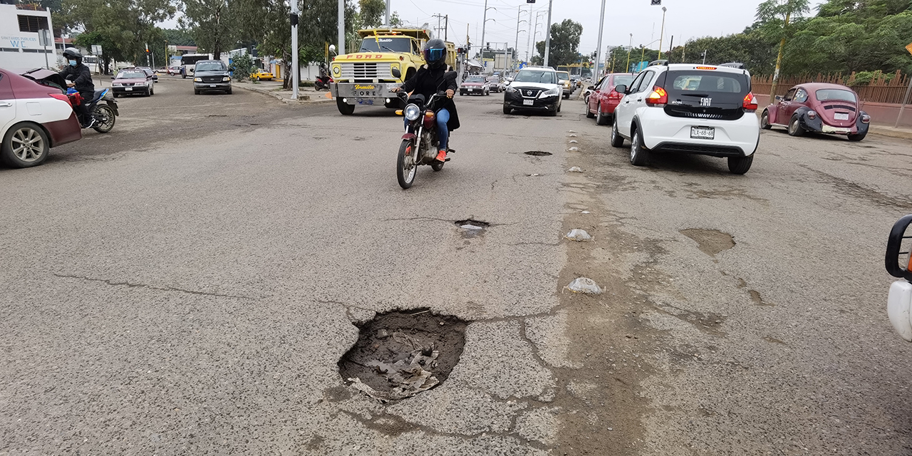 Exhortan a acelerar el programa “Bachetón” para reparar carreteras de Oaxaca