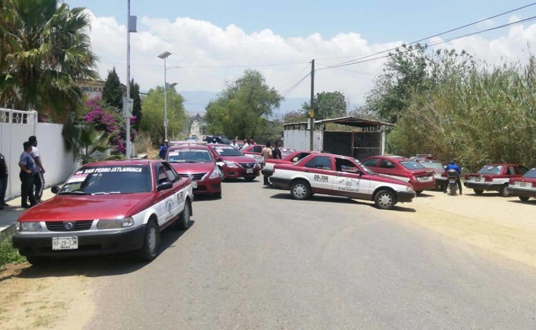 Denuncian abusos y prácticas peligrosas de taxis foráneos en Oaxaca de Juárez