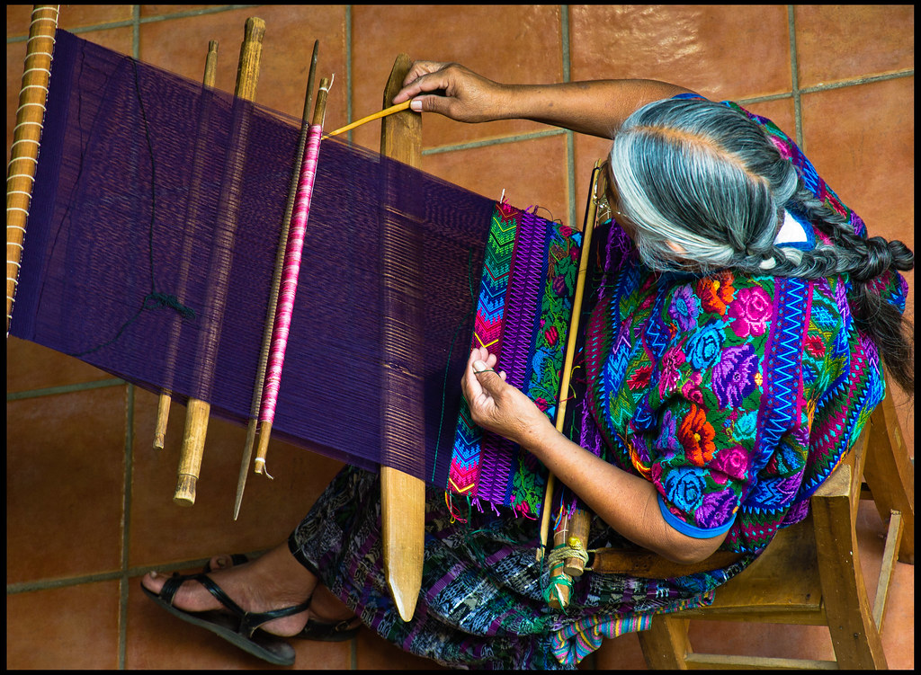 Tlaxiaco Celebra el Día Internacional del Artesano con Reconocimiento a las Tejedoras de Cintura