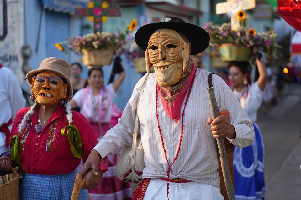 San Antonio Arrazola, cuna de los alebrijes, se llenó de color, música y tradición con la celebración de su carnaval, una festividad que mezcla lo religioso y lo místico en un recorrido por sus calles