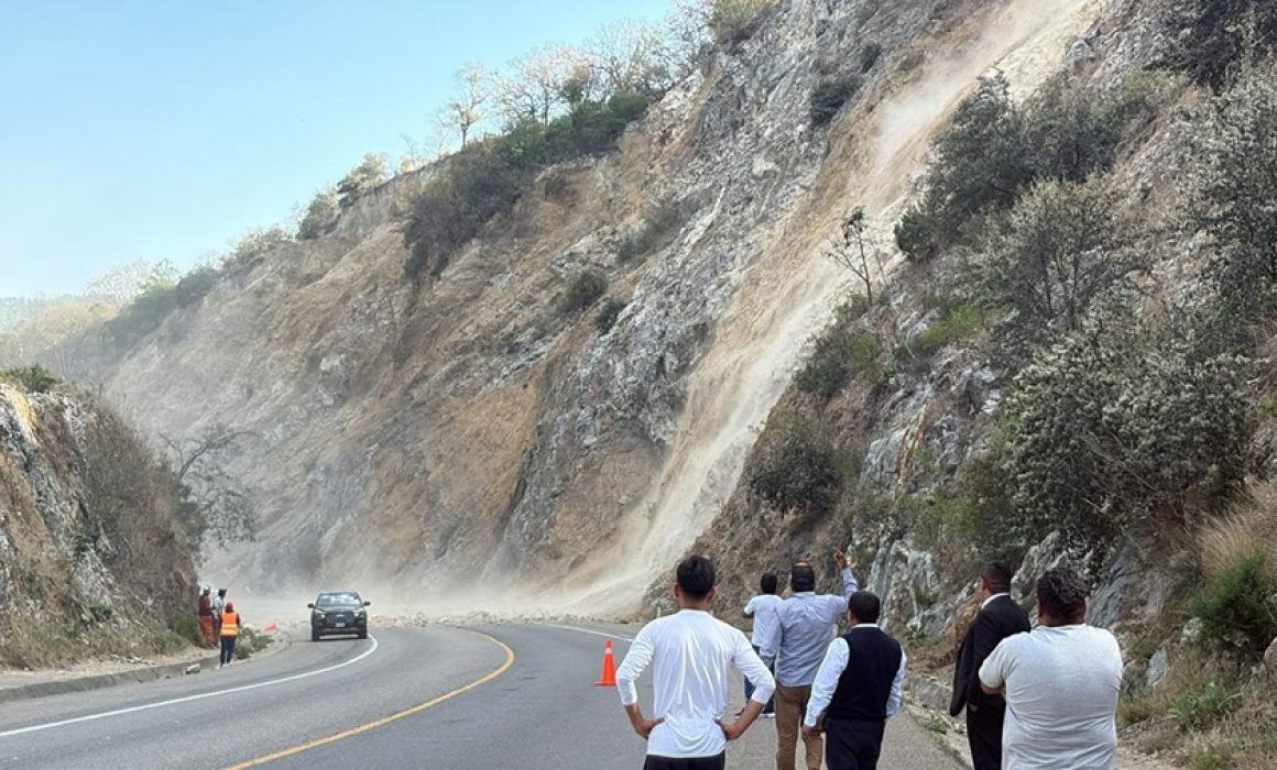 Cierre temporal de la autopista 135 D Oaxaca-Cuacnopalan por derrumbe en el kilómetro 218