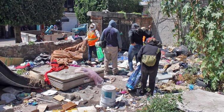 Limpieza en predio abandonado en Huajuapan para prevenir focos de insalubridad e inseguridad