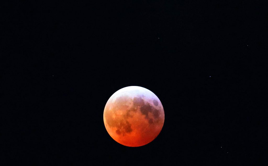 Un Eclipse Penumbral de Luna Cautiva a los Espectadores en Diversas Regiones del País