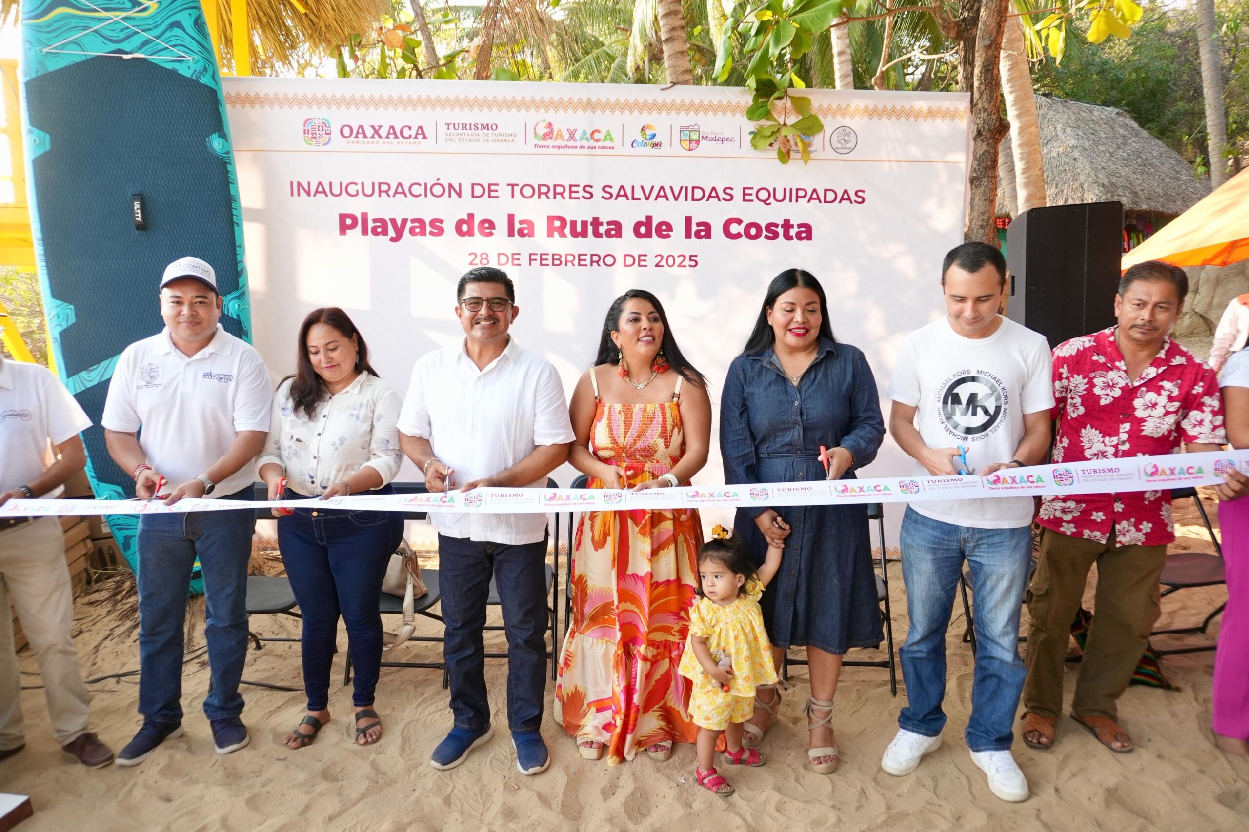 Entregan 10 torres salvavidas para garantizar la seguridad en las playas de Oaxaca