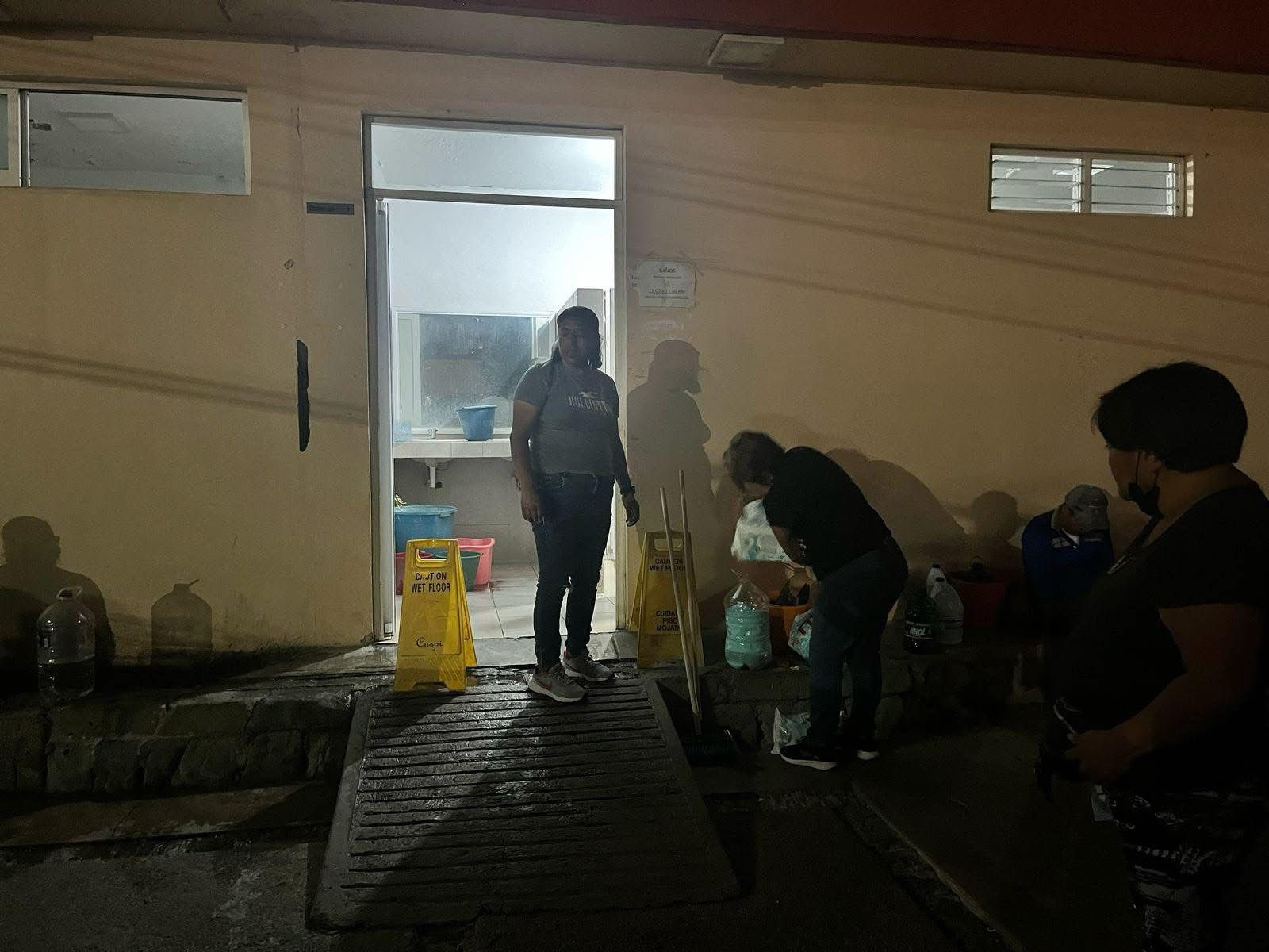 Incertidumbre y protestas en hospitales de Oaxaca tras paro de trabajadores de limpieza y seguridad