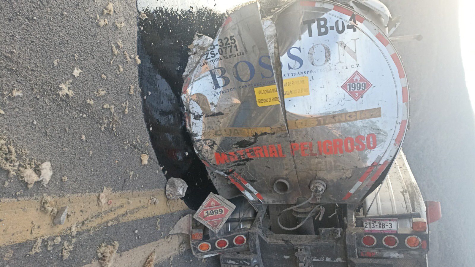 Accidente en la autopista Cuacnopalan–Oaxaca 135D: Derrame de combustóleo provoca tránsito intermitente