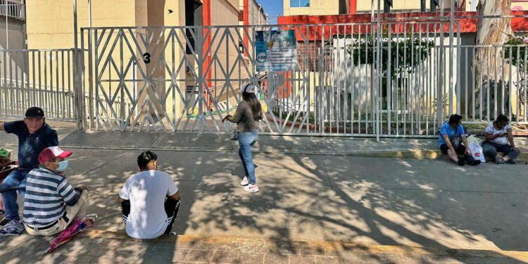 Crisis en el Hospital Aurelio Valdivieso de Oaxaca golpea también a familiares de pacientes