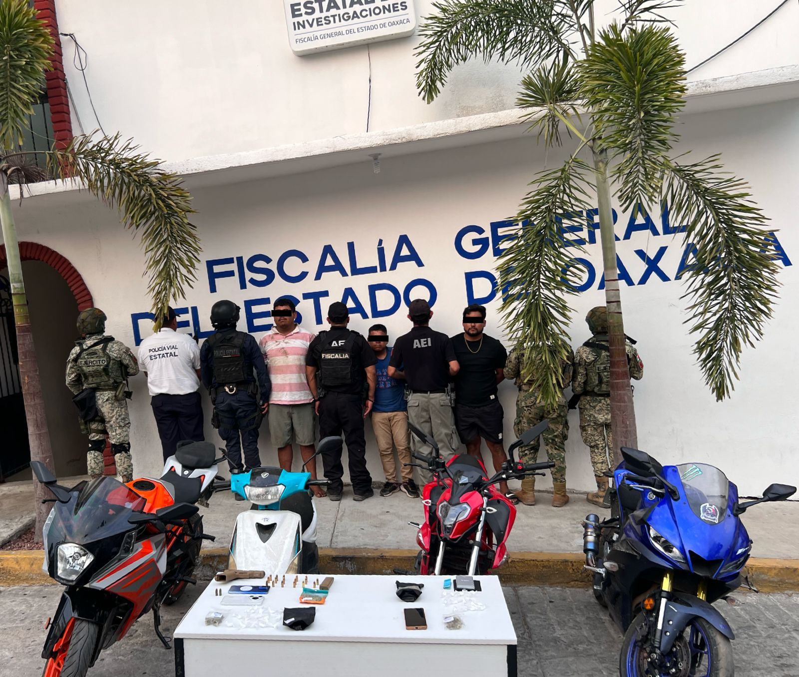Fiscalía de Oaxaca, junto a Marina, DEFENSA y SSPC realizan operativo en la Costa y aseguran vehículos, drogas, armas, ejecuta cateos y órdenes de aprehensión
