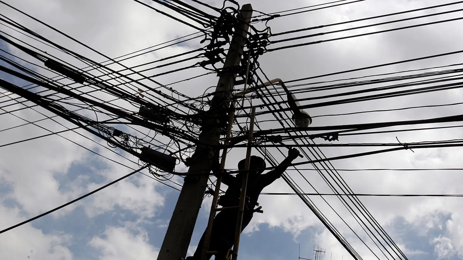 Afectados por constantes apagones en Puerto Escondido exigen soluciones a la CFE