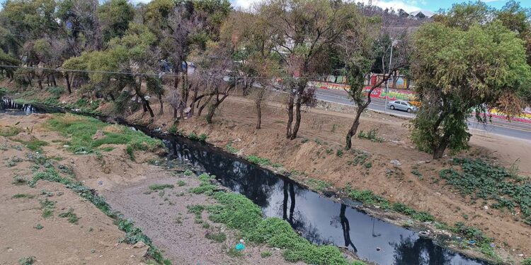 Persisten descargas de aguas negras en ríos Atoyac y Salado pese a fallo judicial de hace seis años