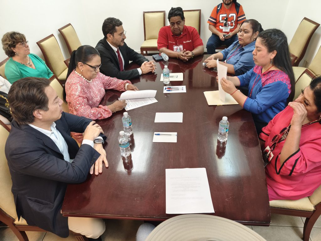 CNTE entrega pliego petitorio al gobierno federal y anuncia huelga nacional