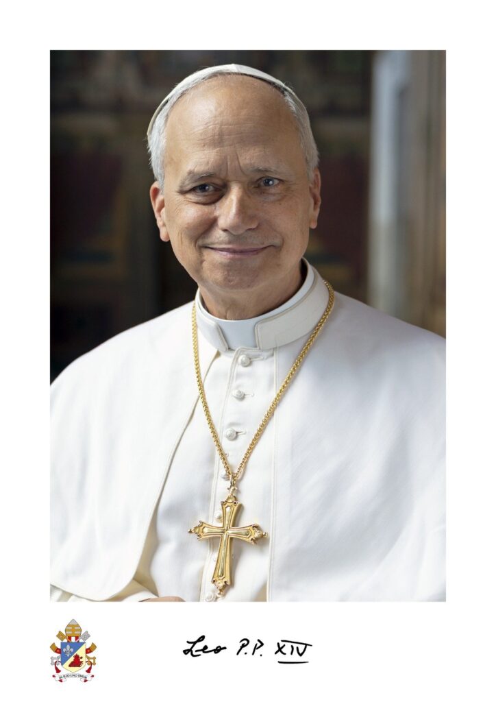 El Papa León XIV Aparece con la Cruz Relicario en su Foto Oficial: Un Símbolo de Fe y Devoción Agustiniana