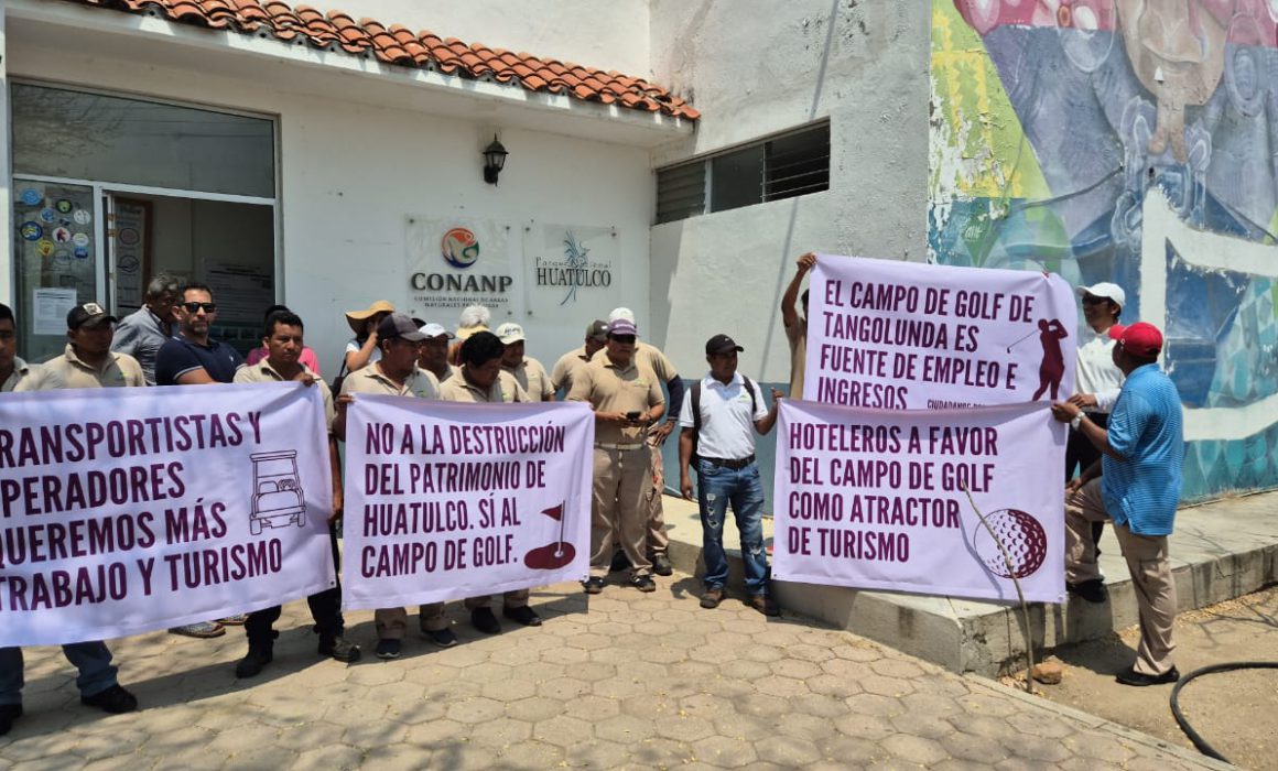 Protestan en Huatulco para exigir reapertura del campo de golf de Tangolunda