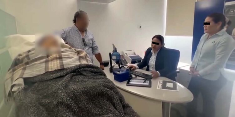 Indignación por trato a mujer de 96 años: obligada a acudir en camilla al banco para cobrar pensión