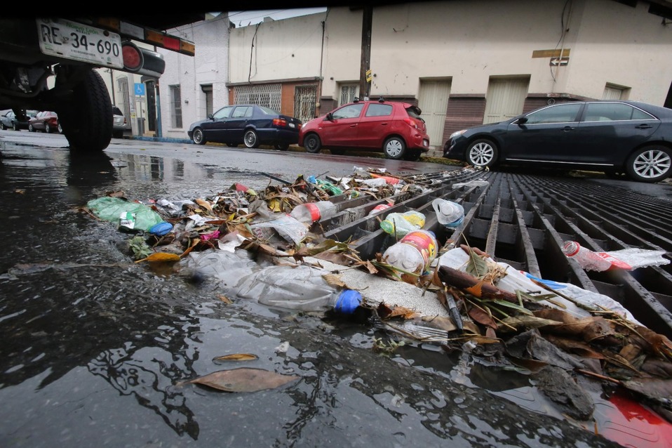 La basura en las calles provoca taponamientos en el drenaje de la Zona Metropolitana de Oaxaca