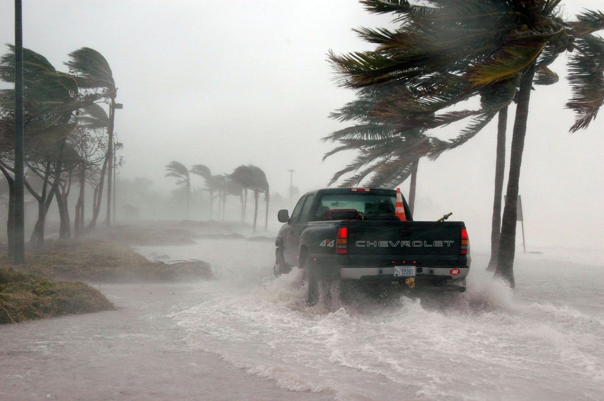 Lluvias torrenciales y rachas de viento afectan la costa de Oaxaca por banda nubosa de zona de baja presión