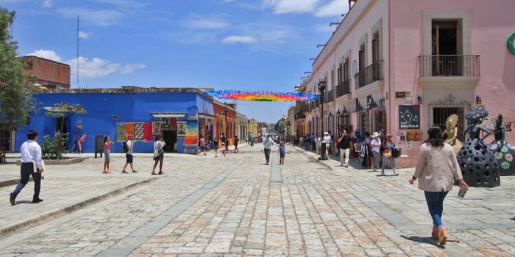 Cabildo de Oaxaca llama a respetar normatividad para preservar el Centro Histórico y revisa situación de comités vecinales