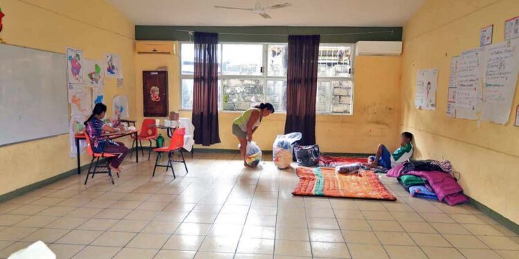 Algunas escuelas de la región Costa de Oaxaca siguen cerradas tras paso del huracán Erick