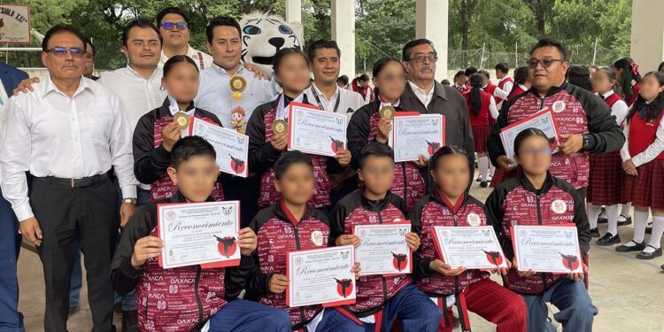 Escuela Secundaria Siglo XXI reconoce a medallistas de oro en Juegos Nacionales de Taekwondo