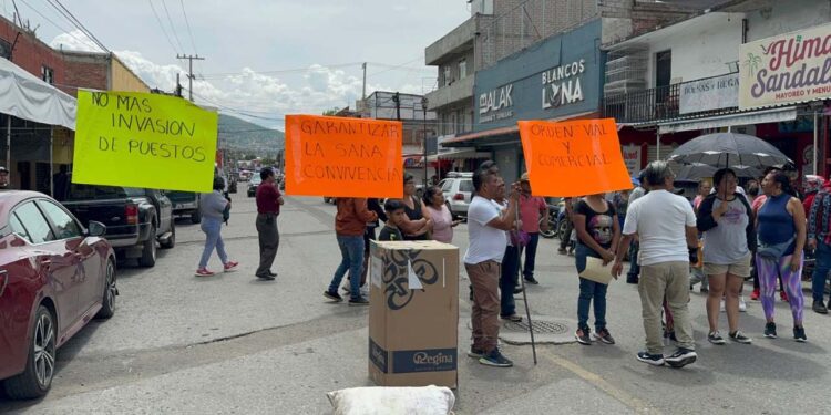 Vecinos de la colonia Arboleda bloquean vialidad en Oaxaca para exigir reordenamiento del tianguis