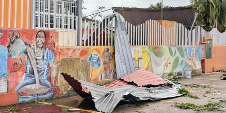 Suman 171 escuelas afectadas por el huracán Erick en Oaxaca; Pinotepa Nacional, el municipio con mayores daños