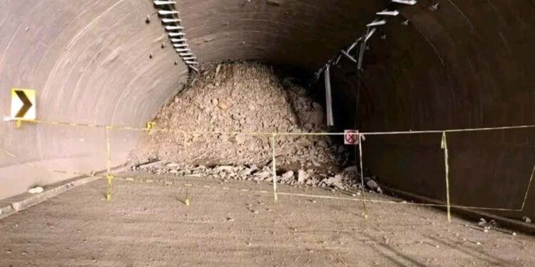Colapsa túnel en la autopista Mitla-Tehuantepec: de “obra insignia” a pesadilla vial