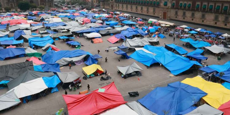 CNTE mantiene plantón en el Zócalo y paro indefinido ante falta de respuesta del Gobierno federal