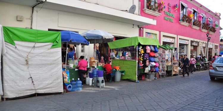 Oaxaca de Juárez busca controlar comercio ambulante con censo y gafetes oficiales
