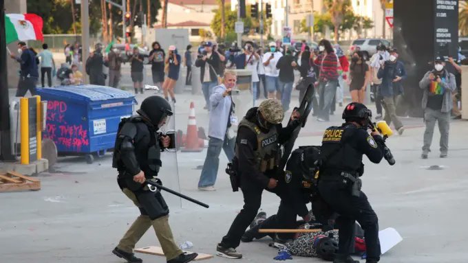 Detienen a 42 mexicanos durante operativos migratorios en Los Ángeles