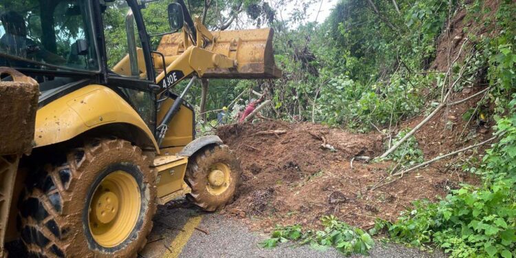 Autoridades atienden daños en más de 421 kilómetros de carreteras tras el huracán Erick